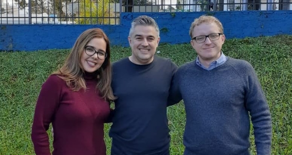 Dr. Fabio Franke (ao centro) com os residentes, Dra. Aline Barros Pinheiro e Dr. Angelo Borsarelli Carvalho de Brito