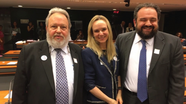 Eduardo Weltman, presidente da Sociedade Brasileira de Radioterapia; Luciana Holtz, presidente do Instituto Oncoguia; e Gustavo Fernandes, presidente da Sociedade Brasileira de Oncologia Clínica