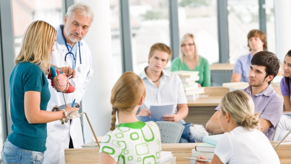 Faculdades passam a ensinar oncologia ao longo da graduação