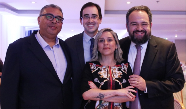 Da dir. para a esq., Dr. Gustavo Fernandes e Dra. Cinthya Sternberg, da SBOC Nacional, com os Drs. Luiz Henrique Lima Araújo, presidente da SBOC-RJ e Pedro Henrique Souza, membro da SBOC