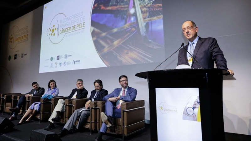 Ex-diretor da SBOC, Dr. Sergio Azevedo é homenageado durante abertura oficial do II Congresso Brasileiro de Câncer de Pele